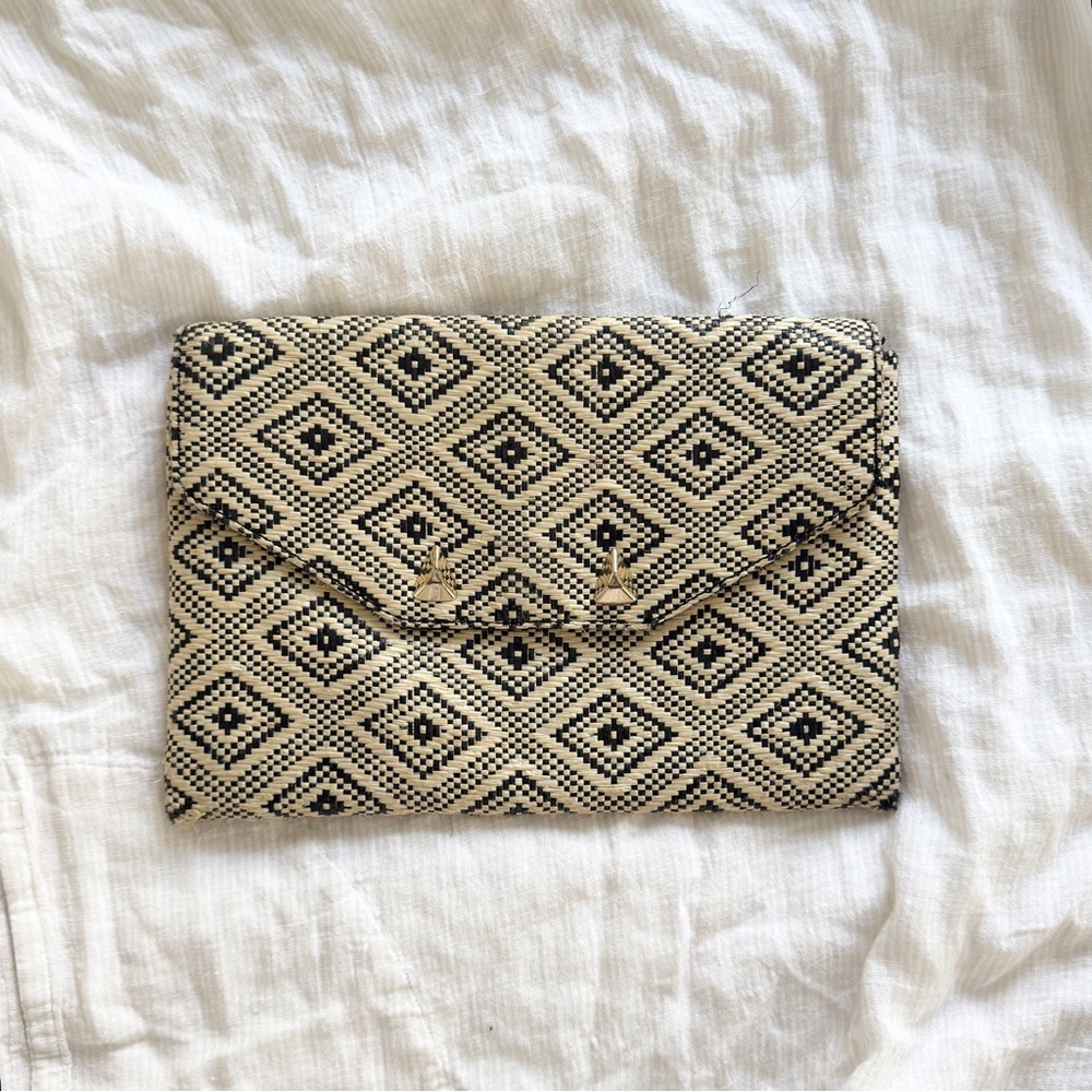 Women’s Stella & Dot Woven Raffia Clutch Purse- Black & Tan Geometric pattern.